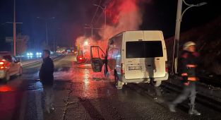 Seyir halindeki minibüs alev alev yandı - Videolu Haber