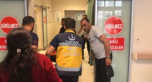 Seyir halindeki motosikletten düşen kadın ağır yaralandı - Videolu Haber