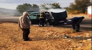 Seyir halindeki otomobil alev aldı