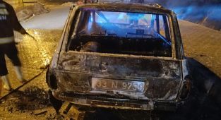 Seyir halindeki otomobil alev aldı - Videolu Haber