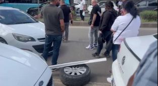 Seyir halindeki otomobilin tekerleği koptu, trafik aksadı - Videolu Haber