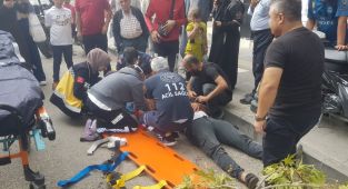 Seyir halindeki şahsın başına ağaç düştü - Videolu Haber