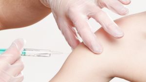 Şiddetli alerjik reaksiyon riski olanlar aşıyı hastanede yaptırmalı