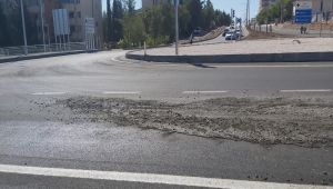 Sıfır asfaltın üzerine harç döktüler - Videolu Haber