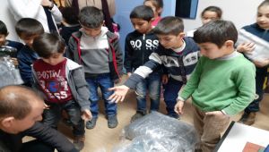 Sincikli Hayırsever, 500 Öğrenciye Atkı Ve Bere Gönderdi