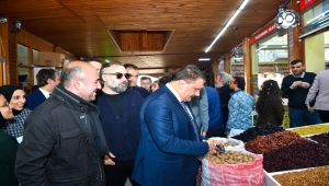 Şire Pazarını Gezen Sanatçılar Kayısının Tadına Baktı