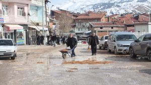 Siyasi parti başkanları yoldaki çukurlara çakıl taşıdı