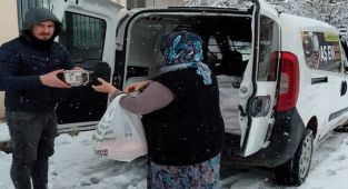 Soğuk kış gününde de aş evi sofraları dolduruyor