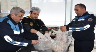 Sokakta kalan evsizlere 3 öğün yemek ikramı - Videolu Haber