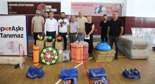 'Spor Aşkı Engel Tanımaz' projesi kapsamında malzeme dağıtımı yapıldı