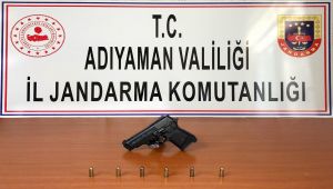 Şüpheli otomobillerde ruhsatsız tabanca ve tüfek ele geçirildi