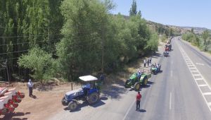 Süt üreticileri yem fiyatlarına tepki için traktörlerle konvoy düzenledi - Videolu Haber