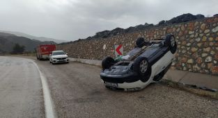 Takla atan araçtan sağ kurtuldu
