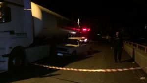 Tankerin altına giren otomobilden yara almadan kurtuldu - Videolu Haber