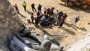 Tarlaya Uçan Otomobilin Sürücüsü Öldü - Videolu Haber