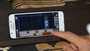 Telefonları,okey tahtasına koyarak sosyal medya üzerinden