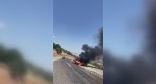TIR'a çarpan otomobil alev topuna döndü: 1 yaralı - Videolu Haber