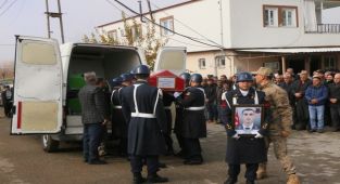 Trafik kazasında hayatını kaybeden astsubay, toprağa verildi - Videolu Haber