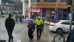 Trafik polisinden örnek davranış - Videolu Haber