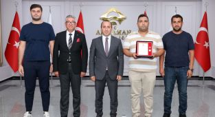 TSK Güçlendirme Vakfı’ndan hayırsever Metin Karakuş’a altın madalya ve beraat