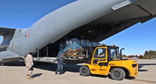 TSK, uçak ve helikopterlerini depremzedeler için seferber etti