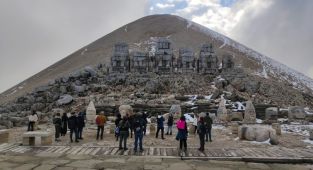 Turistler soğuk havaya aldırış etmeden Nemrut Dağı'na tırmandı