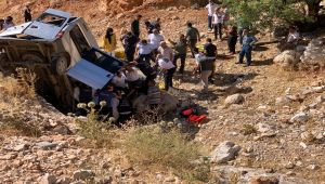 Turistleri taşıyan minibüs menfeze devrildi: 2 ölü, 5 yaralı - Videolu Haber