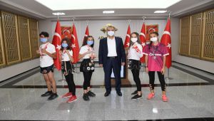 Türkiye Muay Thai Şampiyonları başarılarını Vali Çuhadar’la paylaştı