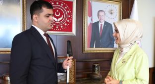 Türkiye'nin ilk görme engelli hakimi Sabit Kılıç'a Bakan Göktaş'tan tebrik