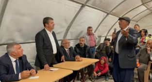 Tutdere, depremzedelerle bir araya gelerek yaşadıkları sorunlarını dinledi