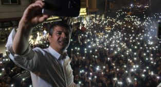 Tutdere, zaferin fotoğrafını çektirdi