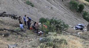Uçuruma yuvarlanan otomobildeki 1 kişi öldü, 1 kişi yaralandı - Videolu Haber