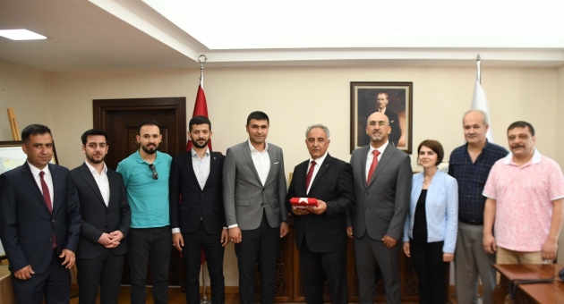 Ülkü Ocakları Adıyaman İl Teşkilatından Rektör Turgut'a Anlamlı Hediye