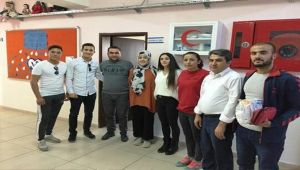 Üniversiteli Öğrenciler Okullara Ecza Dolabı Hediye Etti