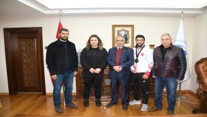 Üniversiteli Şampiyon Sporculara Plaket