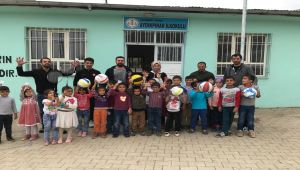 Üniversitelilerden Köy Okulu Öğrencilerine Spor Malzemesi Desteği