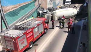 Üst geçit altında devrilen beton mikserinin sürücüsü yaralandı - Videolu Haber