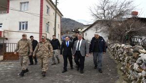 Vali Aykut Pekmez Gerger’de Depremzedeleri Ziyaret Etti