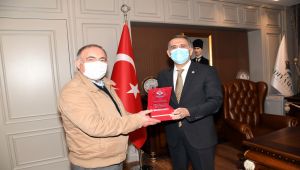 Vali Çuhadar'dan ENKA Holding'e teşekkür plaketi