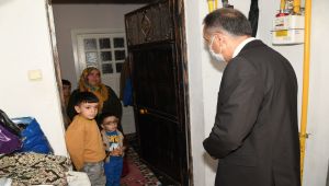 Vali Çuhadar, evi yıkılma tehlikesi bulunan aileye ziyaret