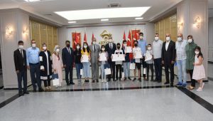 Vali Çuhadar geleceğin bilim insanlarını ödüllendirdi