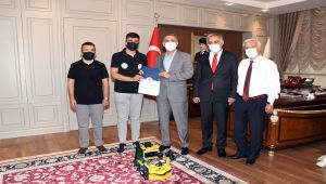 Vali Çuhadar, genç mucitleri ödüllendirdi