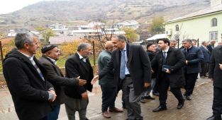 Vali Çuhadar, sahada vatandaşın ihtiyaç ve taleplerini yerinde tespit ediyor