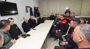 Vali Dr. Osman Varol yılbaşı akşamı itfaiye erleriyle buluştu