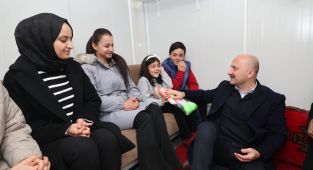 Vali Dr. Varol K2-A ve K2-B konteyner kenti ziyaret etti çocuklara oyuncak dağıttı