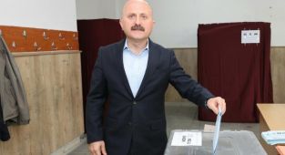 Vali Dr. Varol yerel seçimler için oyunu kullandı