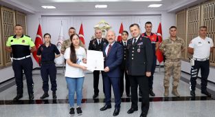Vali Osman Varol'dan şiir yarışmasında dereceye giren öğrencilere ödül