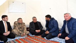 Vali Pekmez Çadırda Kalan Depremzedeleri Ziyaret Etti