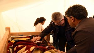 Vali Pekmez, Depremzede Engelli Çocuğa Sahip Çıktı