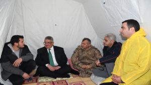 Vali Pekmez, Sincikli Depremzedeleri Yalnız Bırakmadı